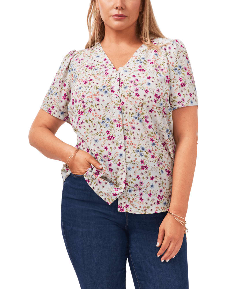 Front of a model wearing a size 0X Sarah Floral-Print Blouse in DEMURE FLRL SM-114 by 1.State. | dia_product_style_image_id:262206